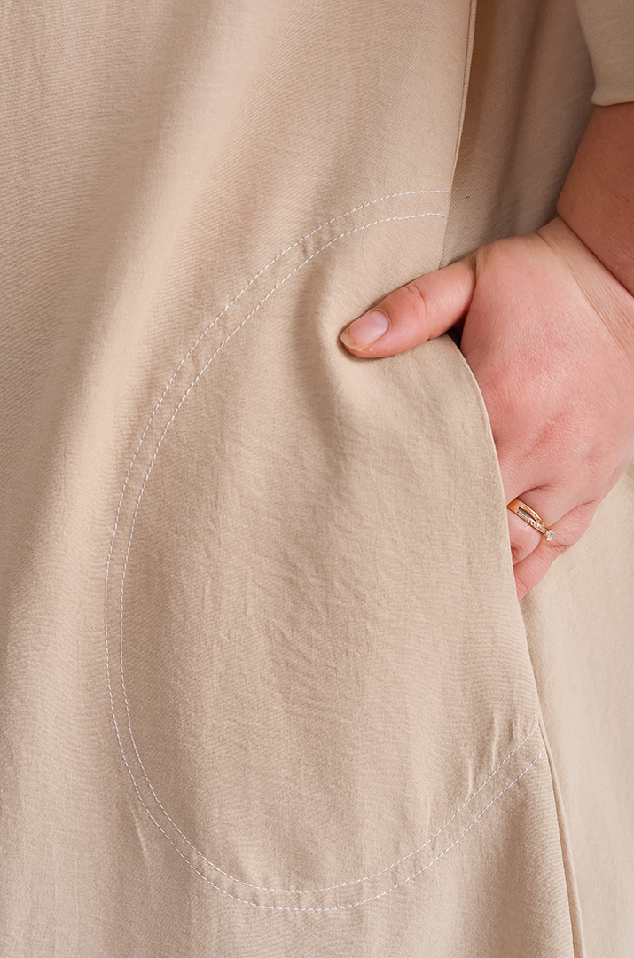 Платье макси с золотистыми украшениями больших размеров