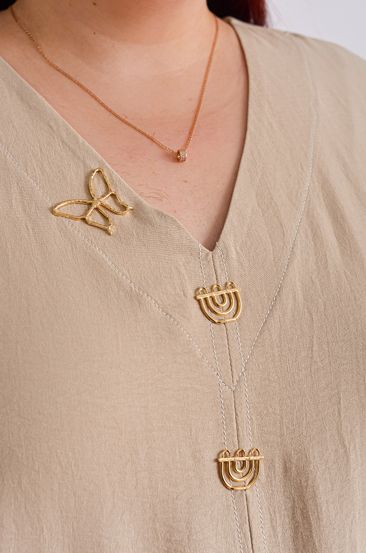 Платье макси с золотистыми украшениями больших размеров