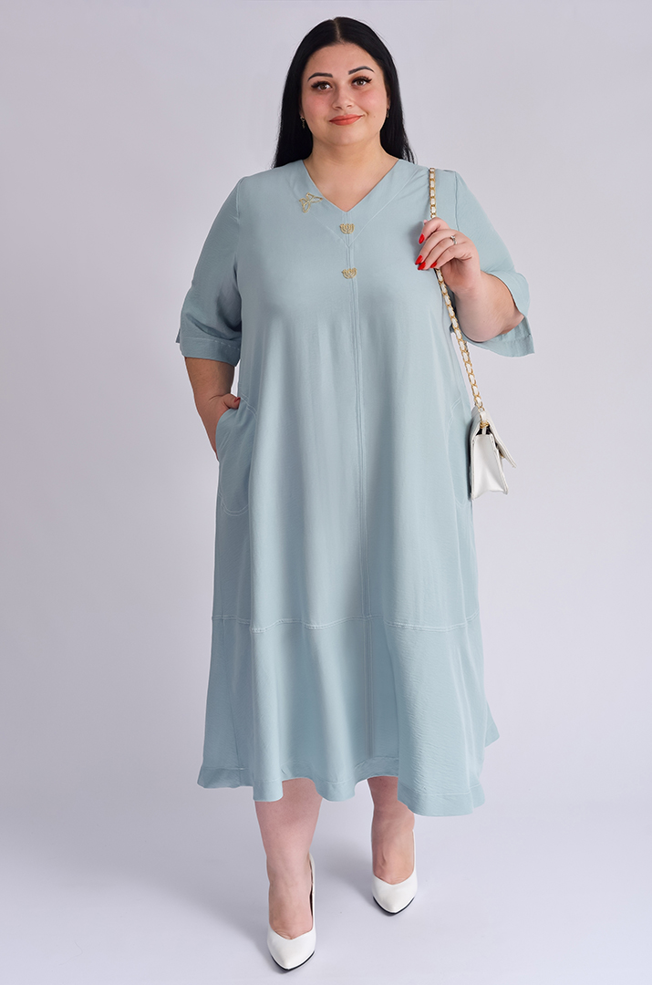 Платье макси с золотистыми украшениями больших размеров