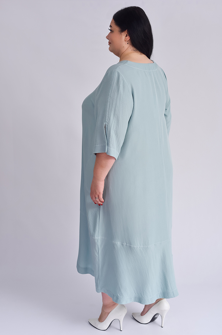 Платье макси с золотистыми украшениями больших размеров