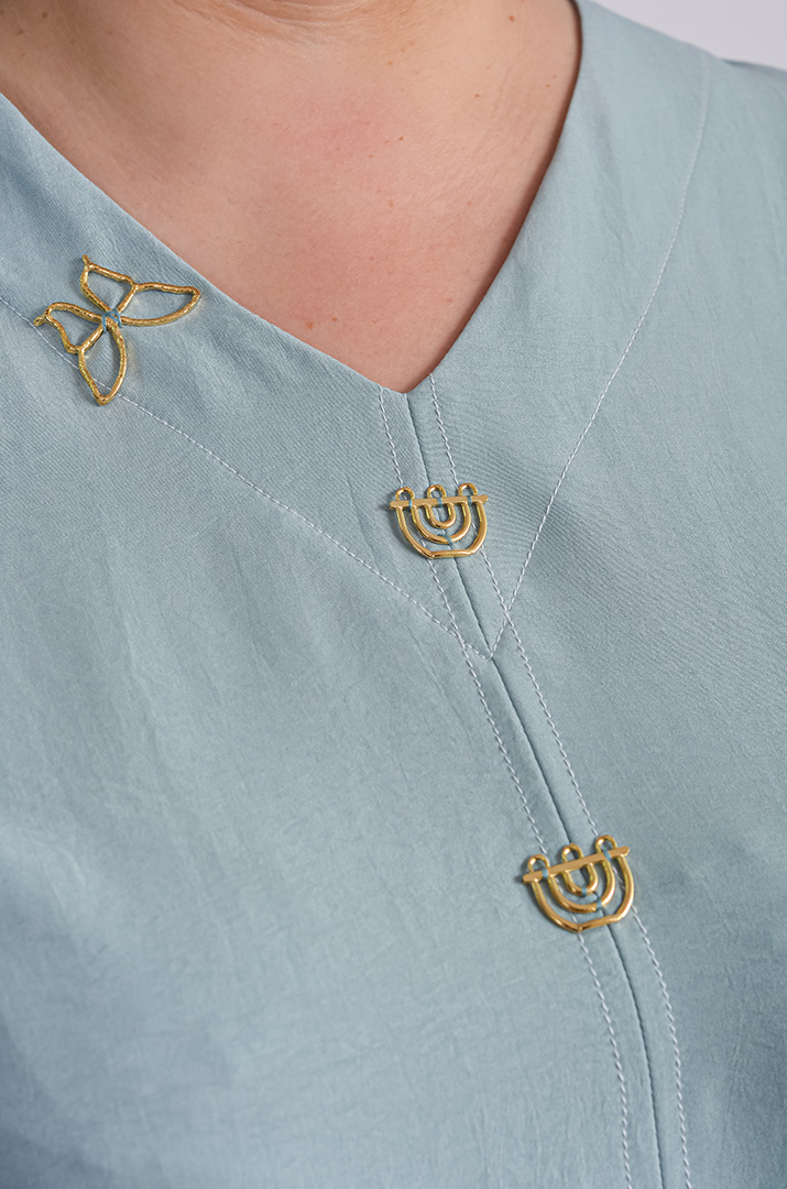 Платье макси с золотистыми украшениями больших размеров