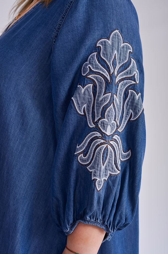 Сукня максі кольору денім з вишивкою великих розмірів