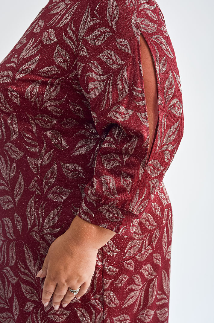 Люрексова сукня футляр з розрізами на рукавах великих розмірів