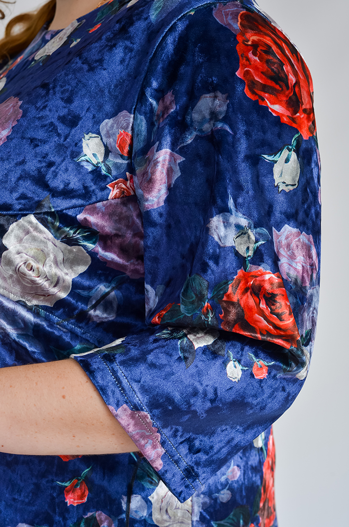 Оксамитова міні-сукня з квітковим принтом великих розмірів