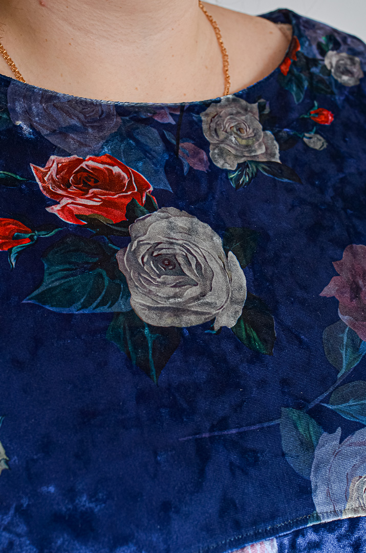 Оксамитова міні-сукня з квітковим принтом великих розмірів