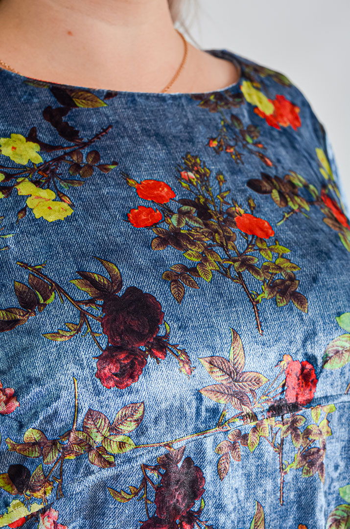 Оксамитова міні-сукня з квітковим принтом великих розмірів