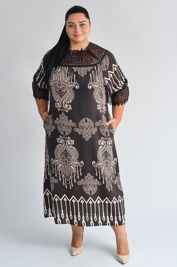 Сукня з мереживним оздобленням і орнаментом у теплих тонах великих розмірів