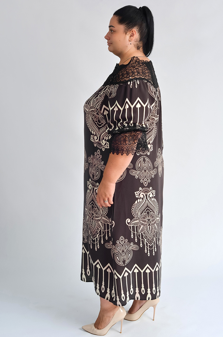 Сукня з мереживним оздобленням і орнаментом у теплих тонах великих розмірів