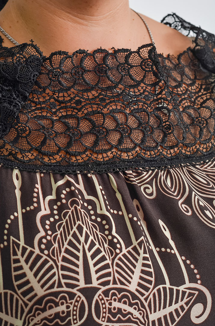 Сукня з мереживним оздобленням і орнаментом у теплих тонах великих розмірів