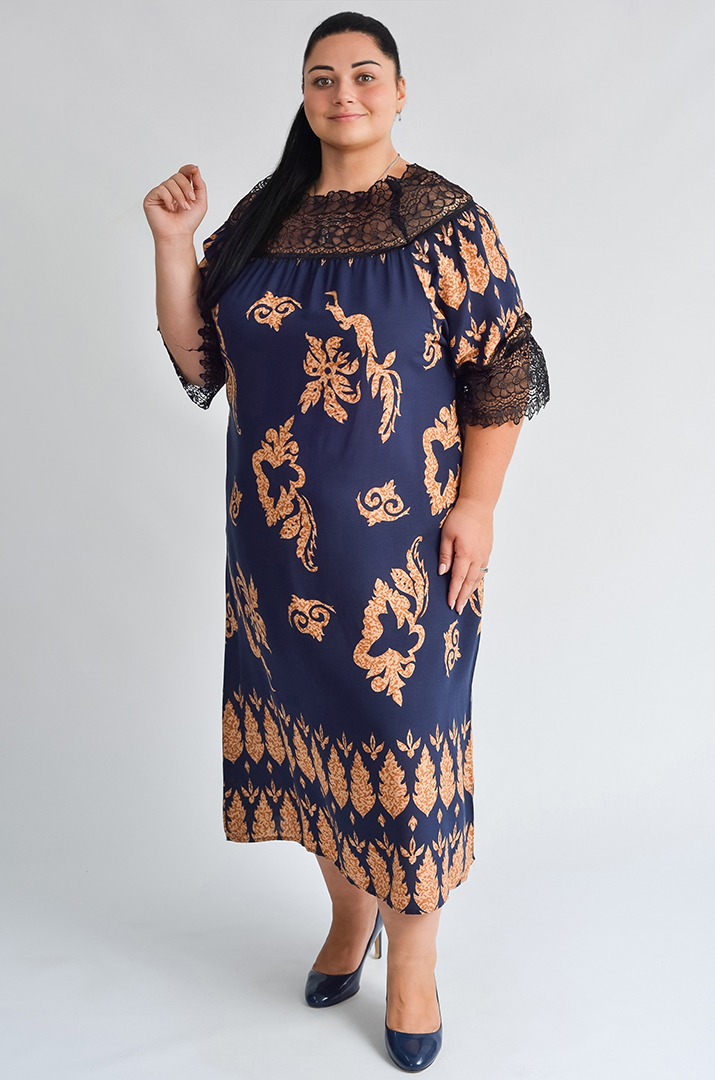 Сукня з мереживним оздобленням і орнаментом у теплих тонах великих розмірів