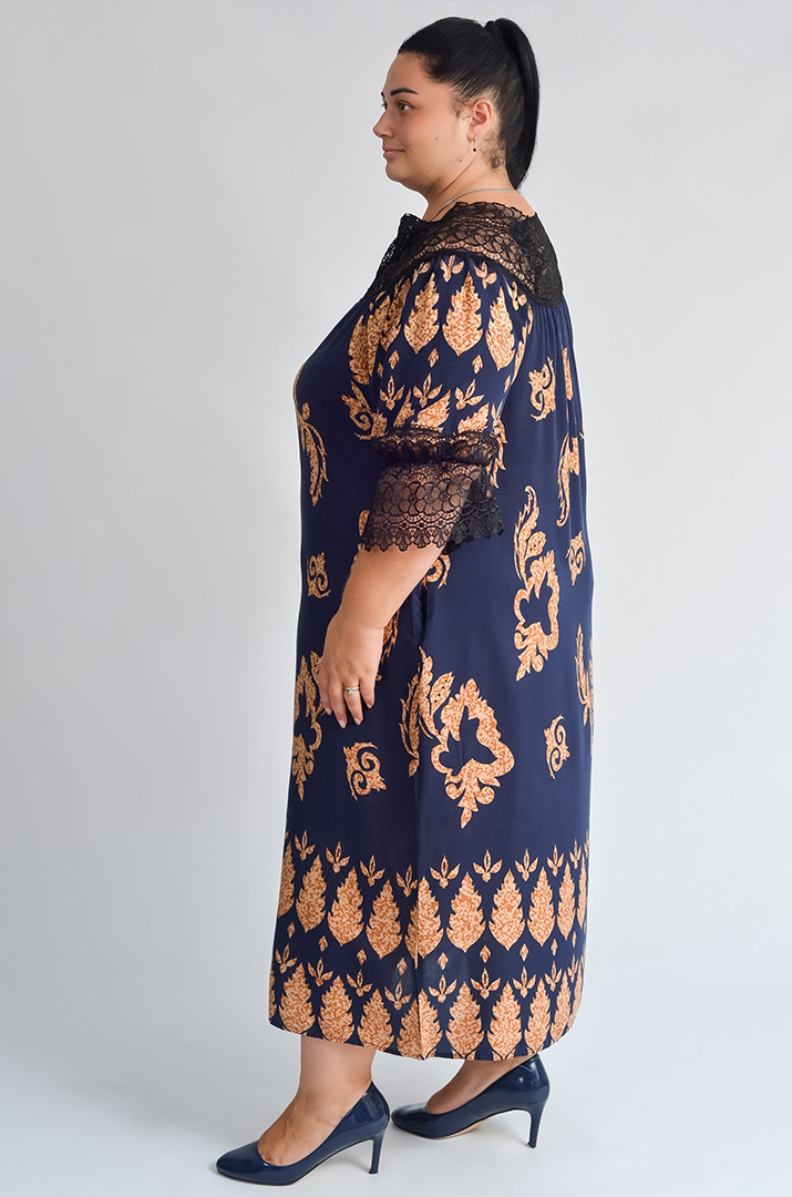 Сукня з мереживним оздобленням і орнаментом у теплих тонах великих розмірів