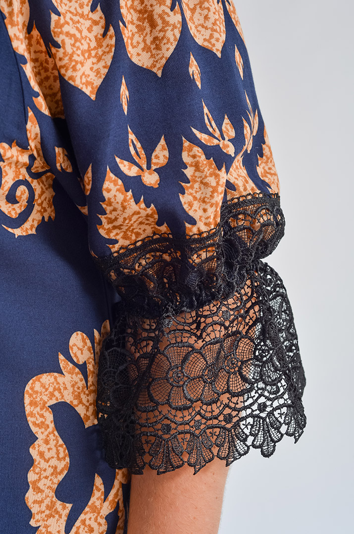 Сукня з мереживним оздобленням і орнаментом у теплих тонах великих розмірів