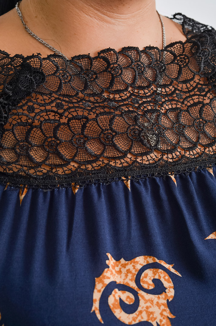 Сукня з мереживним оздобленням і орнаментом у теплих тонах великих розмірів