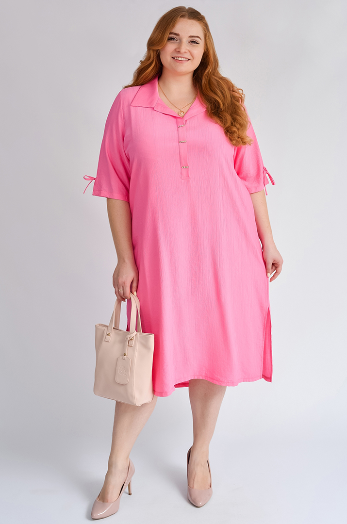 Сукня в рожевому кольорі з декоративними акцентами великих розмірів