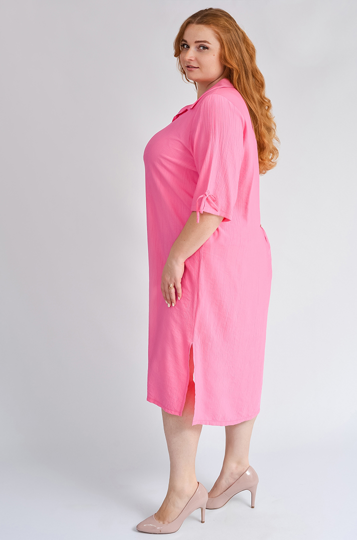 Сукня в рожевому кольорі з декоративними акцентами великих розмірів