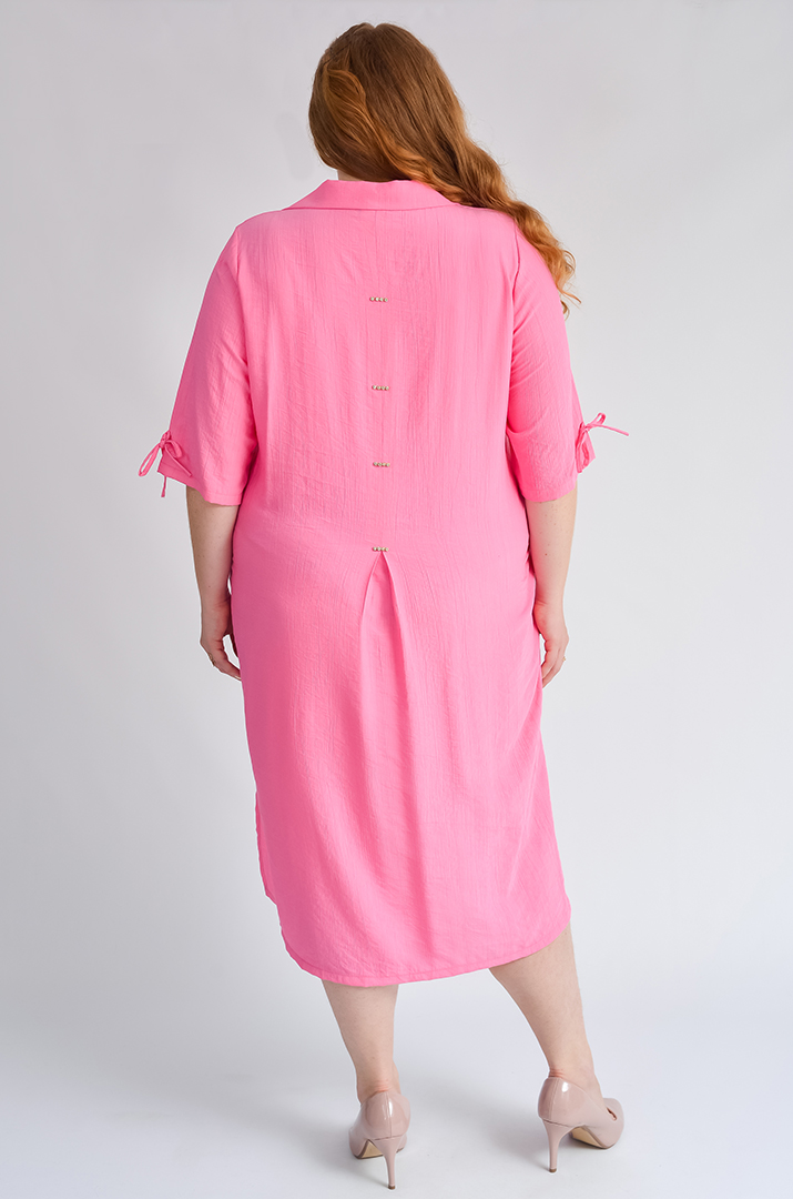 Сукня в рожевому кольорі з декоративними акцентами великих розмірів