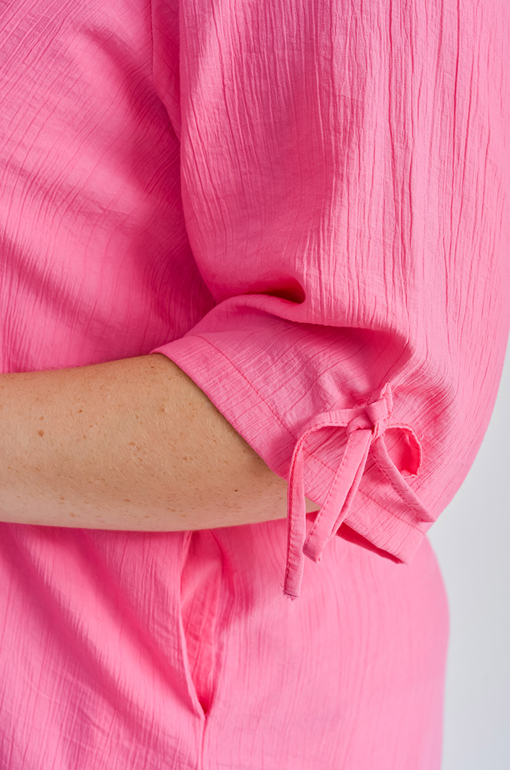 Сукня в рожевому кольорі з декоративними акцентами великих розмірів