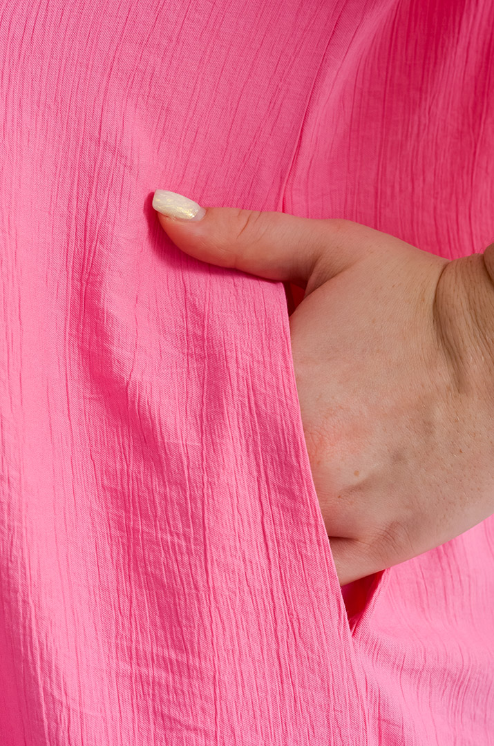 Сукня в рожевому кольорі з декоративними акцентами великих розмірів