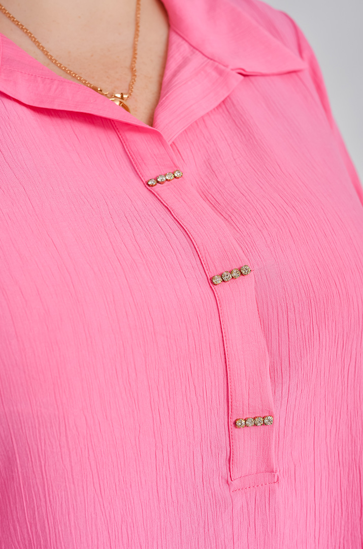 Сукня в рожевому кольорі з декоративними акцентами великих розмірів