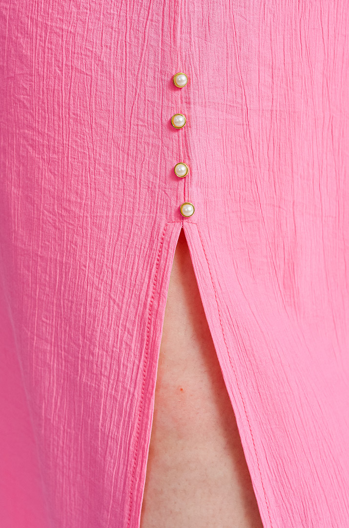 Рожева сукня з декоративними деталями великих розмірів