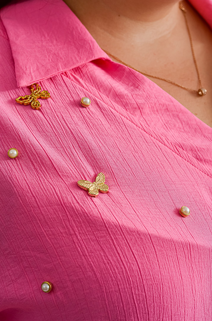 Рожева сукня з декоративними деталями великих розмірів