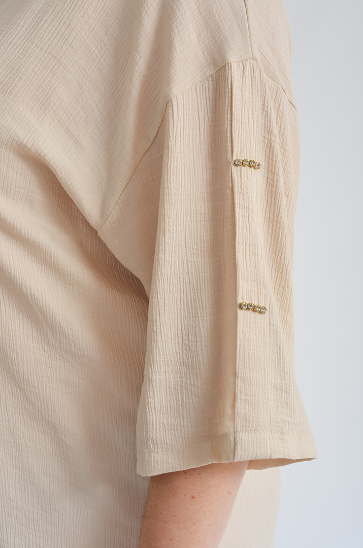 Лаконічна сукня міді з декоративними елементами великих розмірів