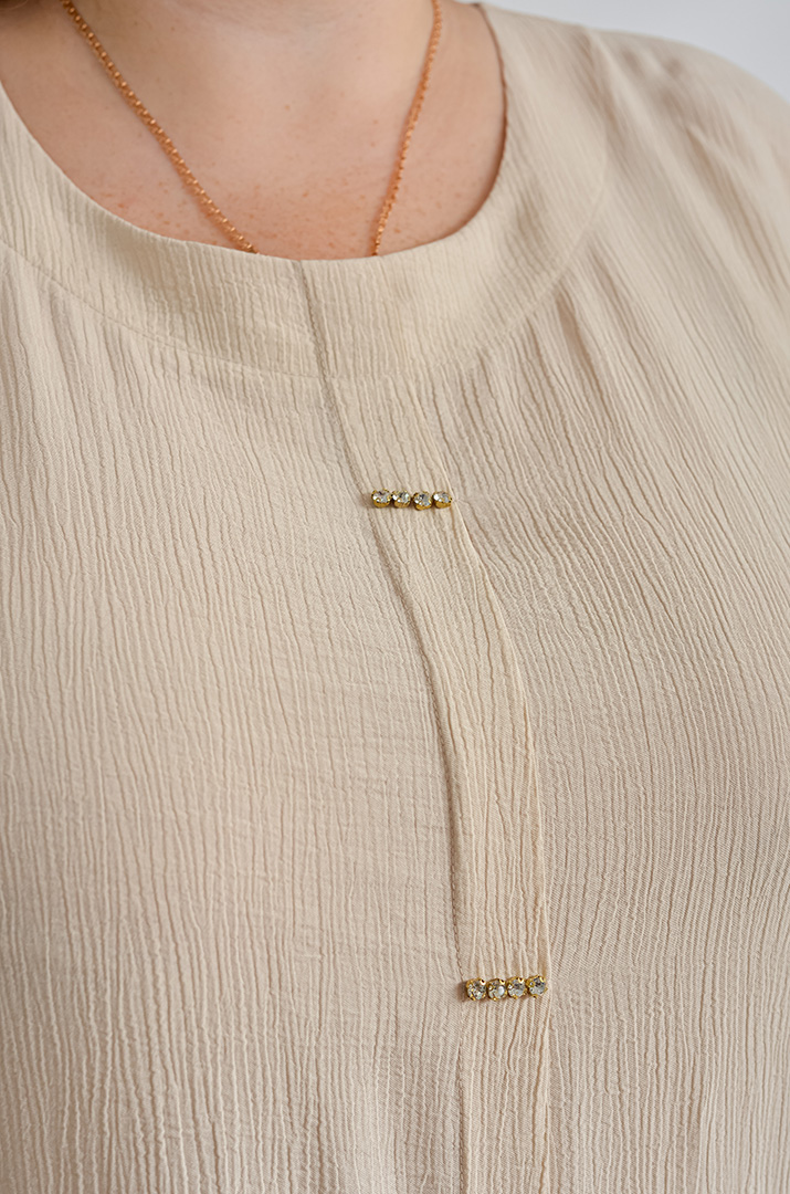 Лаконічна сукня міді з декоративними елементами великих розмірів