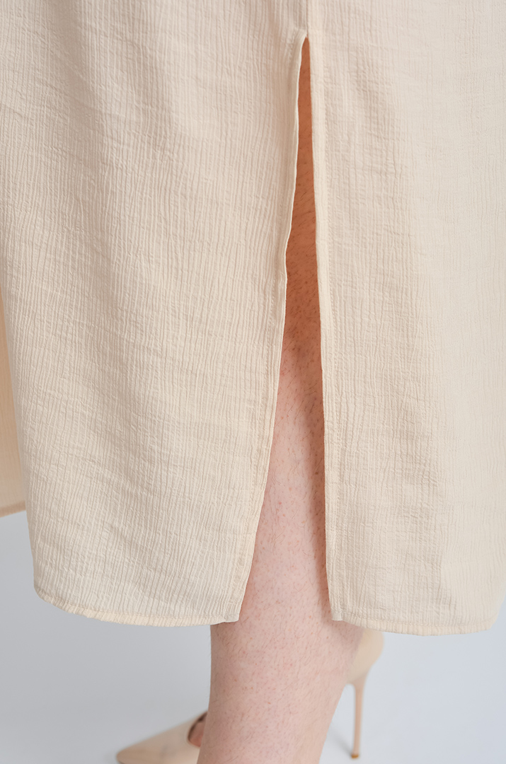 Лаконічна сукня міді з декоративними елементами великих розмірів