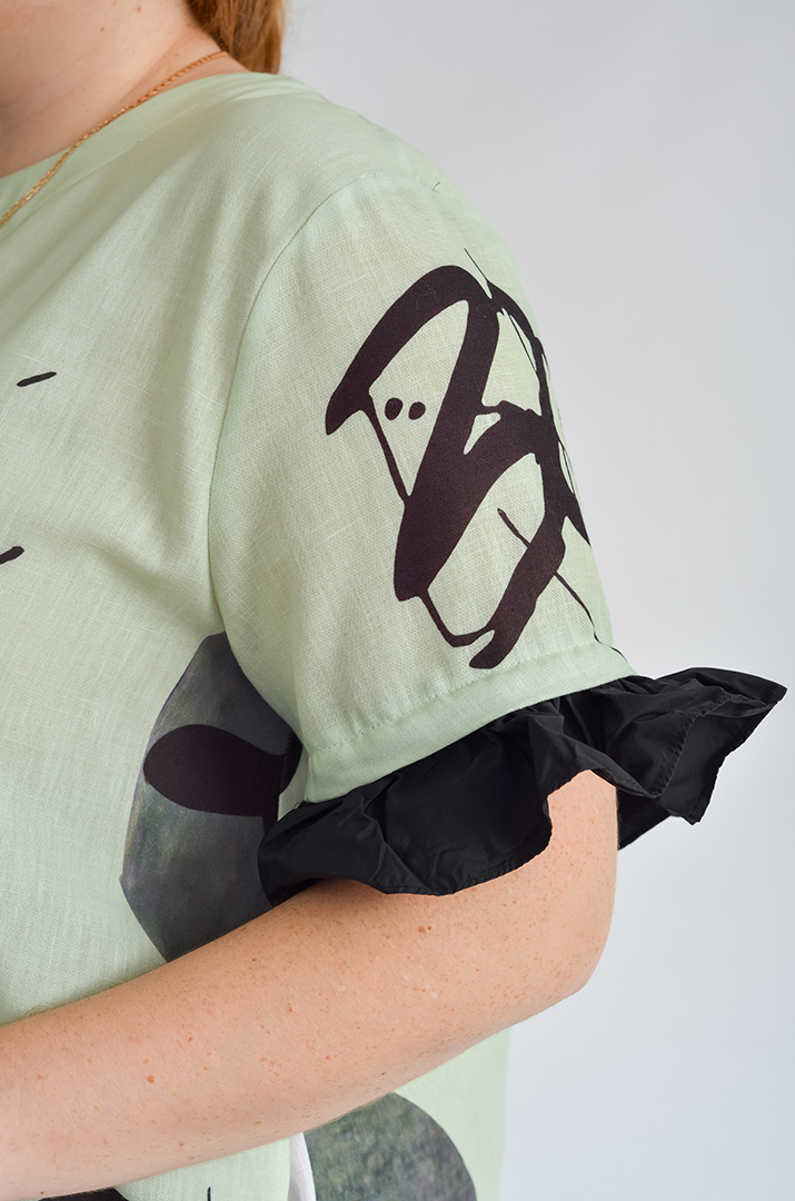 Сукня з абстрактним принтом та асиметричним низом великих розмірів