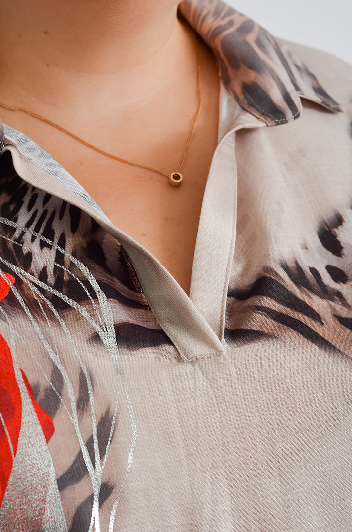 Лляна сукня з яскравим принтом великих розмірів