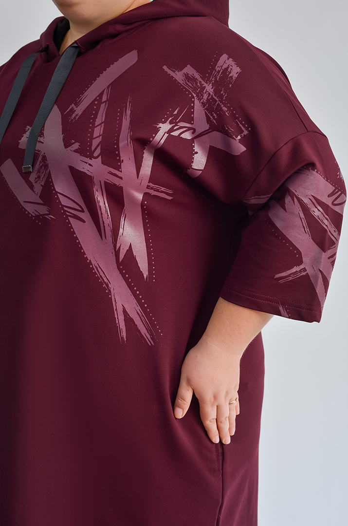 Сукня з капюшоном та графічним принтом великих розмірів