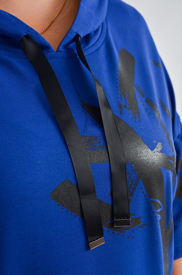 Сукня з капюшоном та графічним принтом великих розмірів