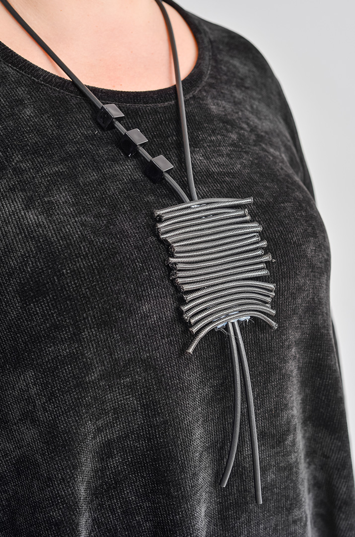 Сукня міні з фактурного вельвету та з прикрасою великих розмірів