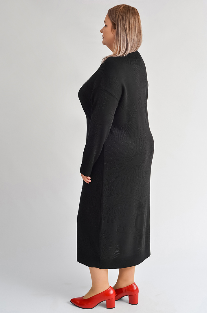 Сукня з текстурованим візерунком і декоративною брошкою великих розмірів