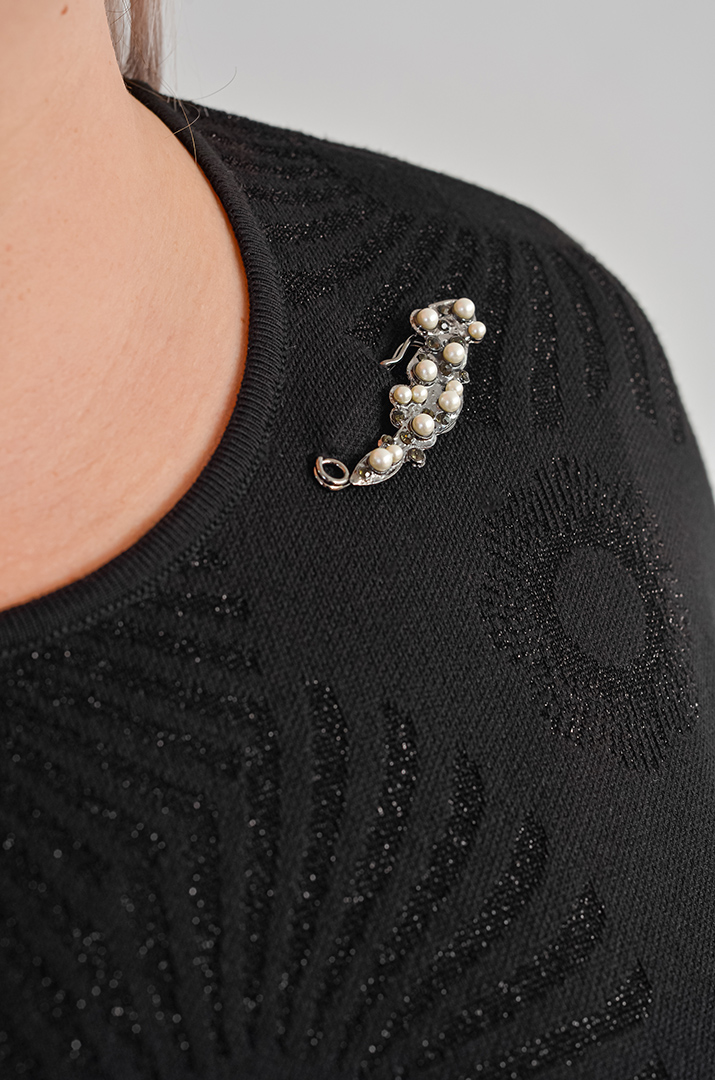 Сукня з текстурованим візерунком і декоративною брошкою великих розмірів