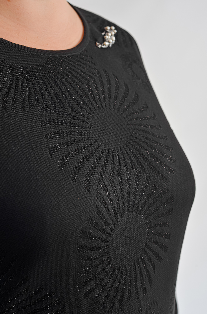 Сукня з текстурованим візерунком і декоративною брошкою великих розмірів