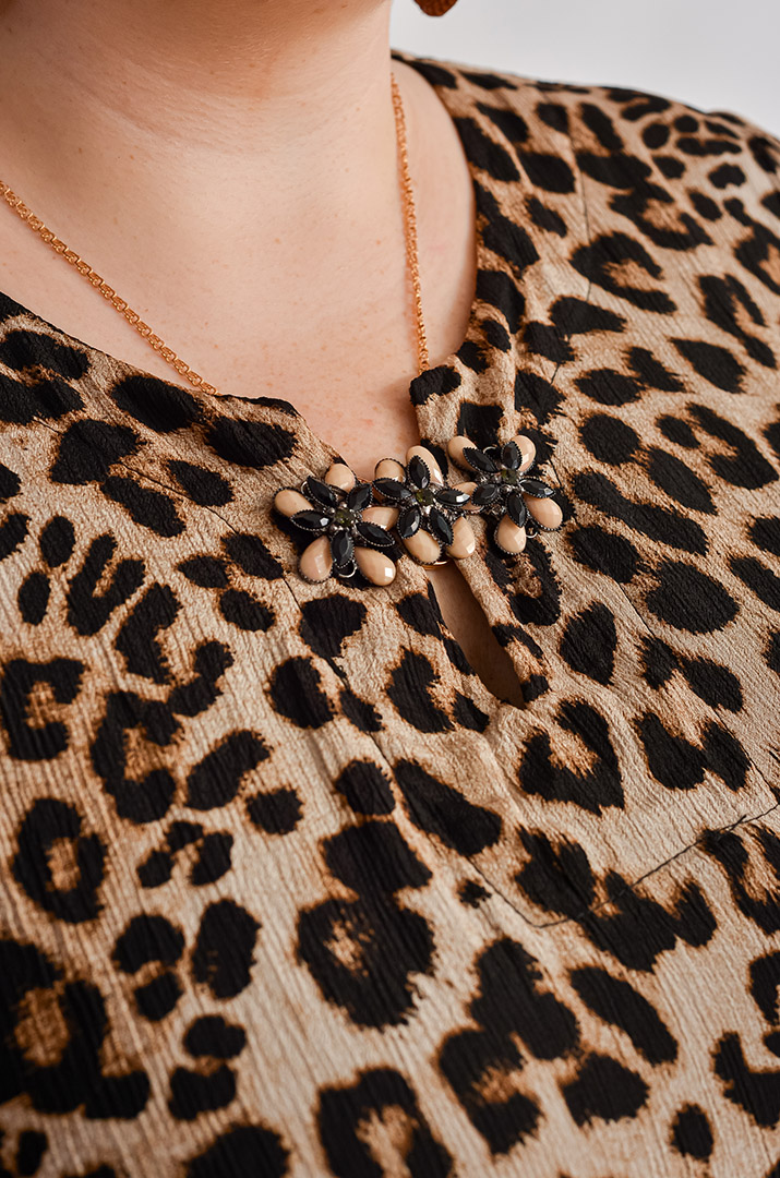 Сукня з леопардовим принтом і акцентною прикрасою великих розмірів