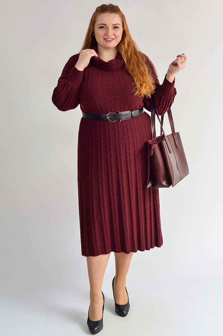 Тепла сукня з поясом та текстурною в'язкою великих розмірів