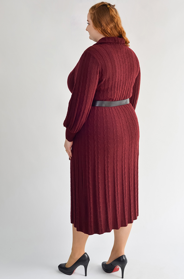 Тепла сукня з поясом та текстурною в'язкою великих розмірів