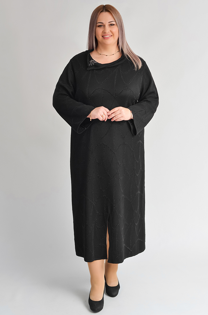 Чорна сукня з делікатним люрексовим мерехтінням і декоративною брошкою великих розмірів