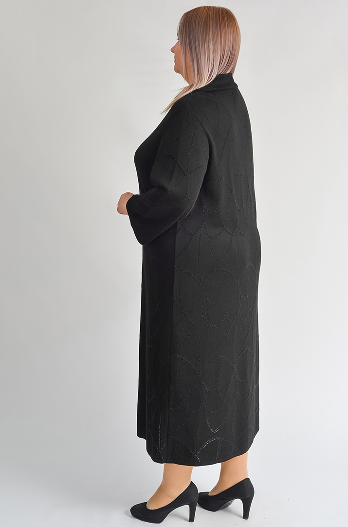 Чорна сукня з делікатним люрексовим мерехтінням і декоративною брошкою великих розмірів