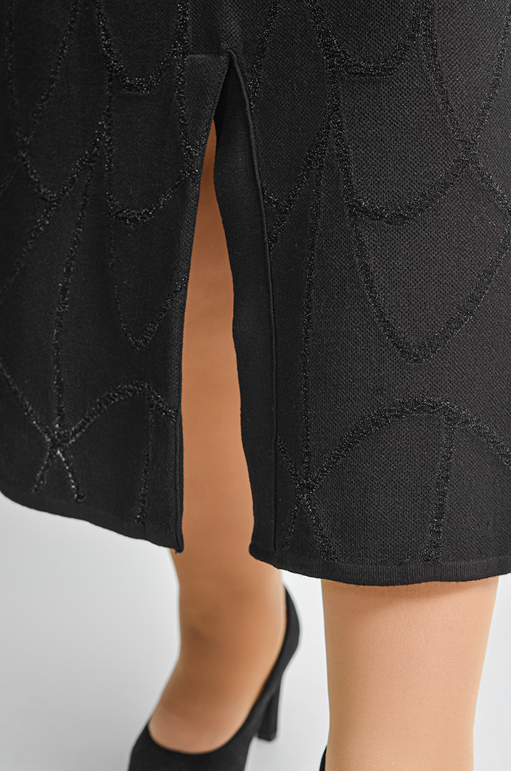 Чорна сукня з делікатним люрексовим мерехтінням і декоративною брошкою великих розмірів