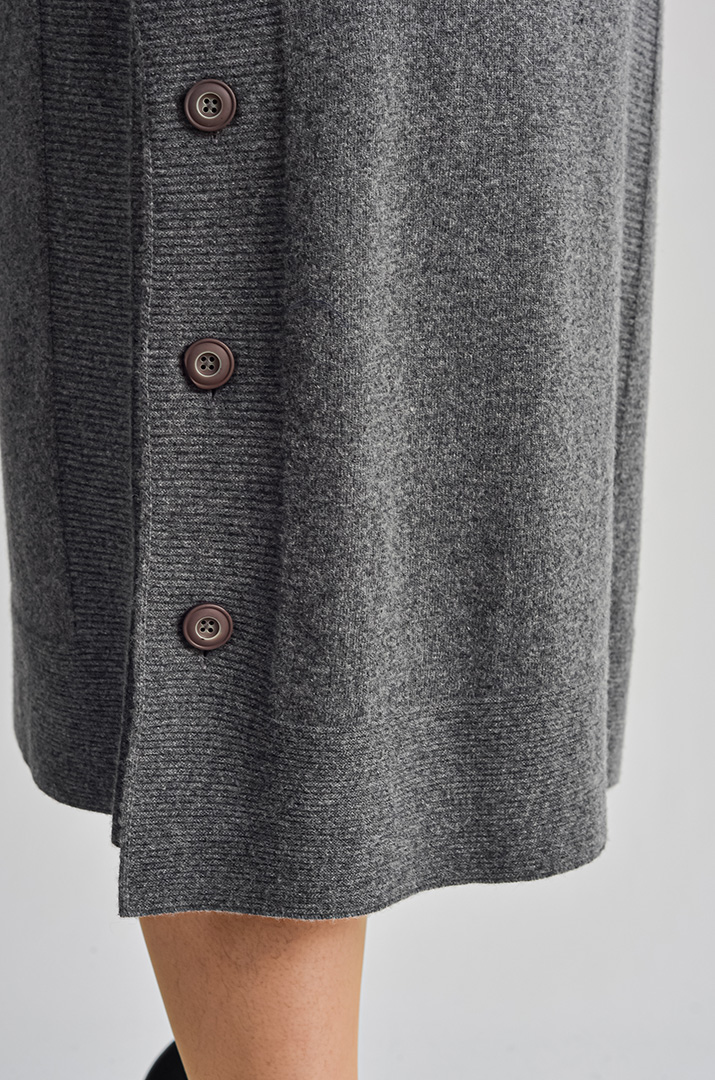 Сукня максі з вертикальною планкою та декоративними ґудзиками великих розмірів