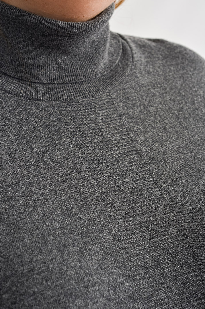 Сукня максі з вертикальною планкою та декоративними ґудзиками великих розмірів