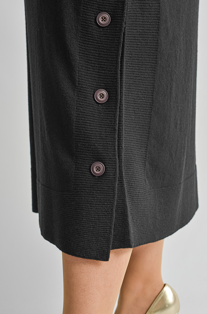 Сукня максі з вертикальною планкою та декоративними ґудзиками великих розмірів