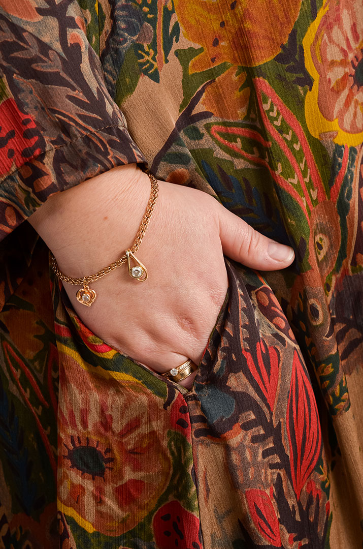 Сукня максі з флористичним мотивом і знімною прикрасою великих розмірів