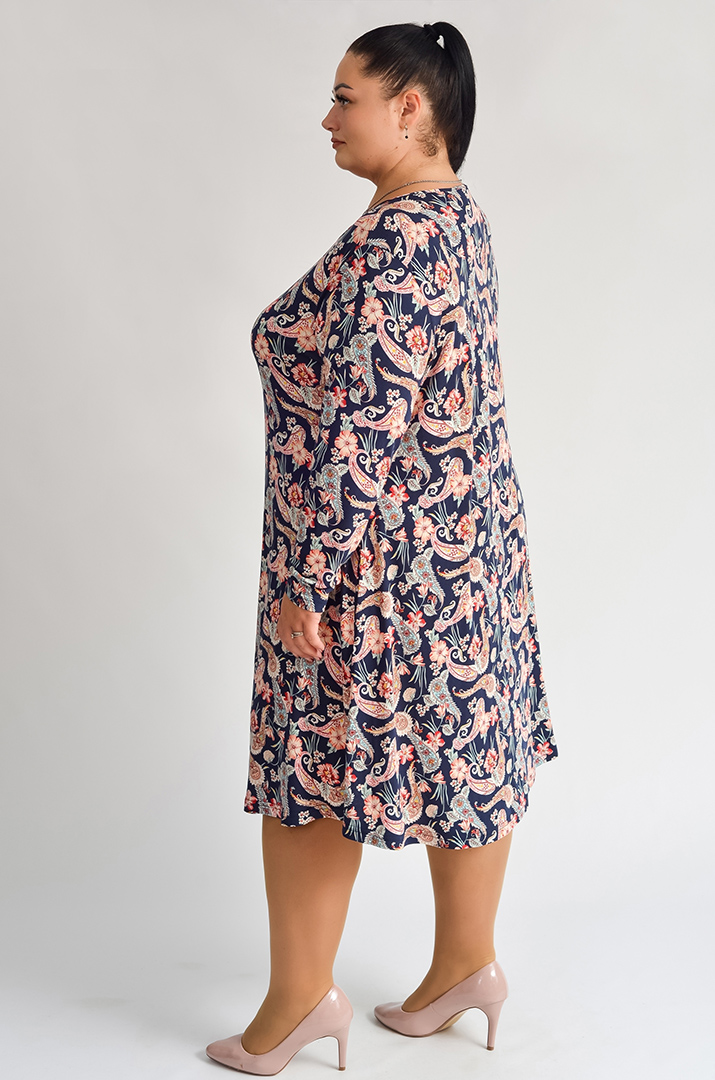 Платье мини трапеция с эффектным принтом больших размеров