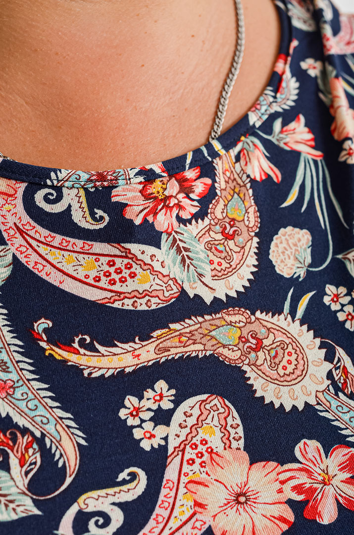 Платье мини трапеция с эффектным принтом больших размеров