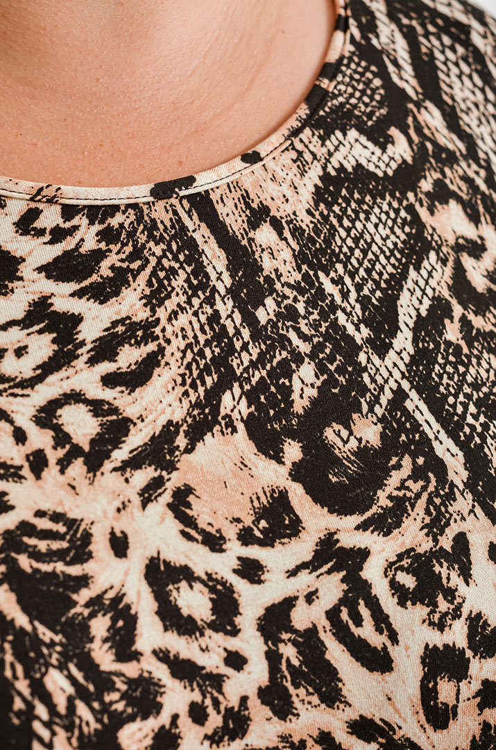 Платье мини трапеция с эффектным принтом больших размеров