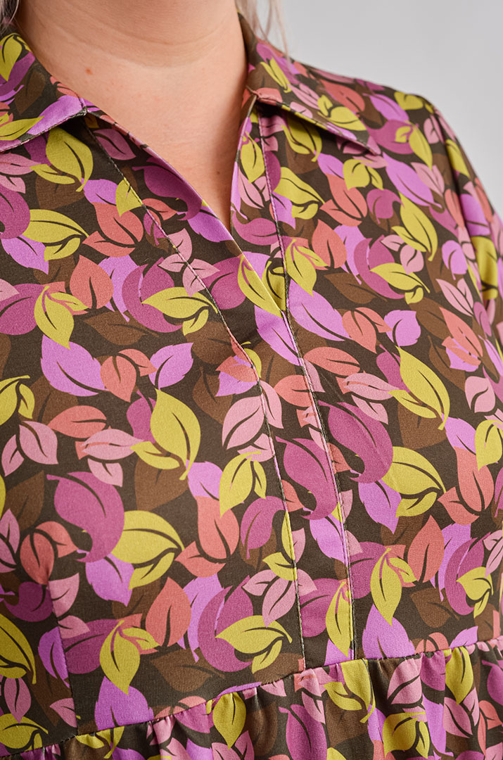 Сукня з художнім принтом осіннього листя великих розмірів